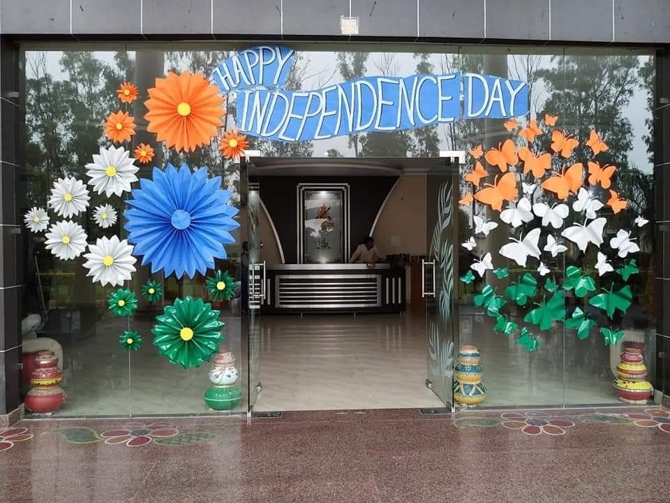 Patriotic Tri-Color Chrome Finish Pillar Columns (Design #12) - Festivals in Gurugram